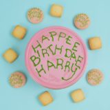 “ハリー・ポッター　マホウドコロ”の新商品「ハリー・ポッター バースデーケーキ クッキー缶」発売中
