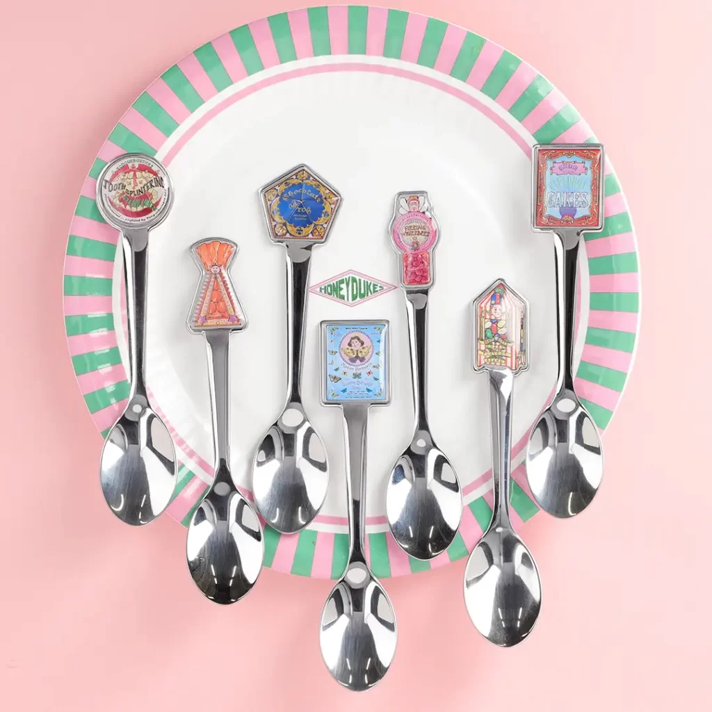 「ハリー・ポッター マホウドコロ」ハニーデュークス”に並ぶ魔法界のお菓子をモチーフにした食器やキーホルダー