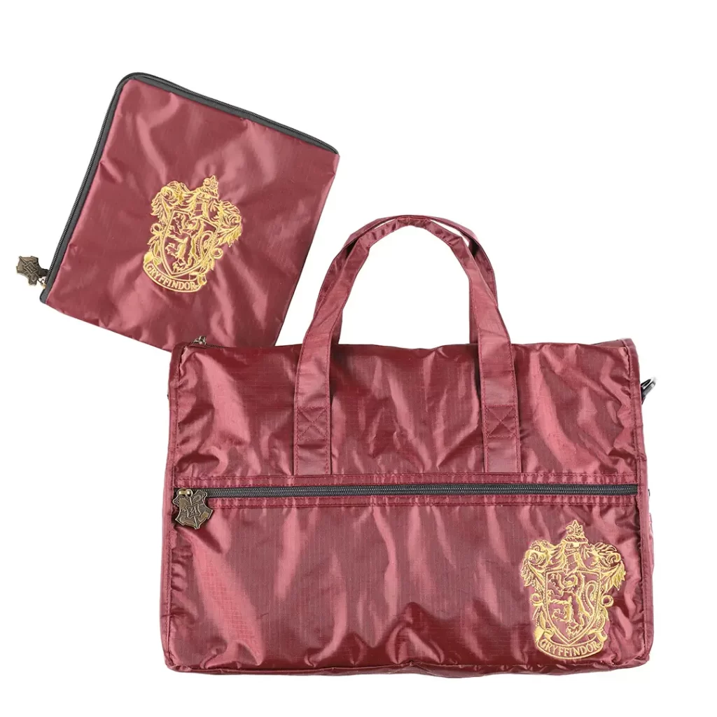 ホグワーツの寮をイメージしたボストンバッグとポーチ