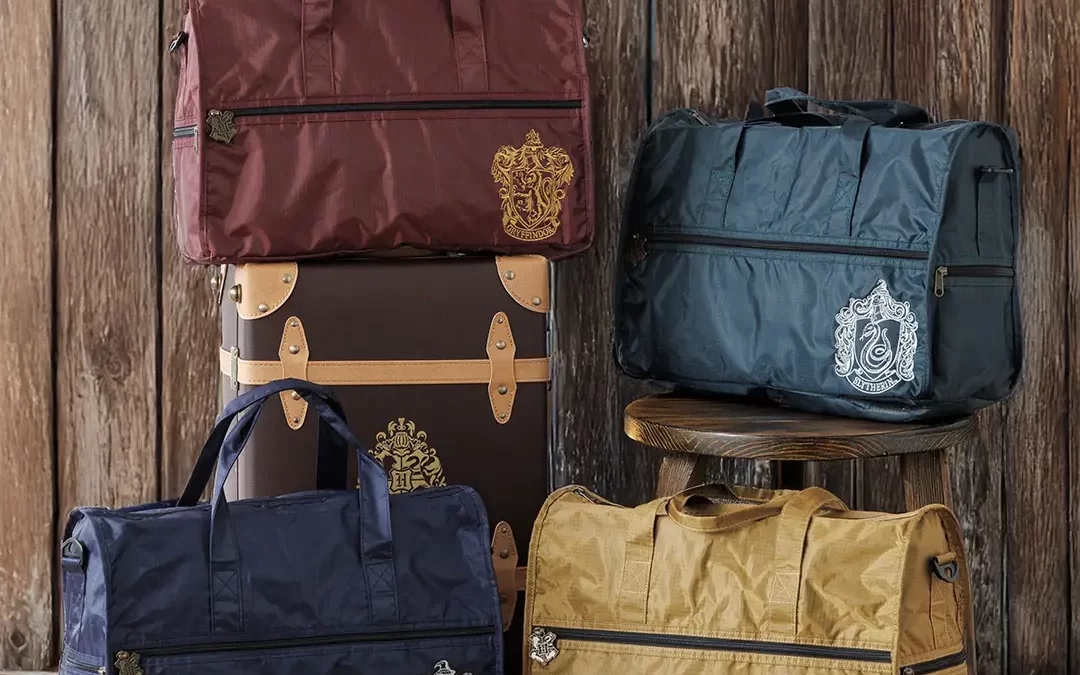 ハリー・ポッター　マホウドコロの新商品『ホグワーツの寮をイメージしたボストンバッグとポーチ』3月28日(金)より発売