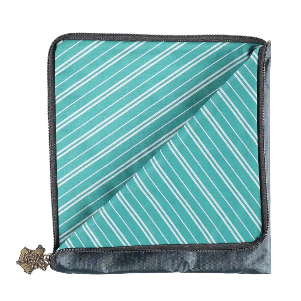 ホグワーツの寮をイメージしたボストンバッグとポーチ