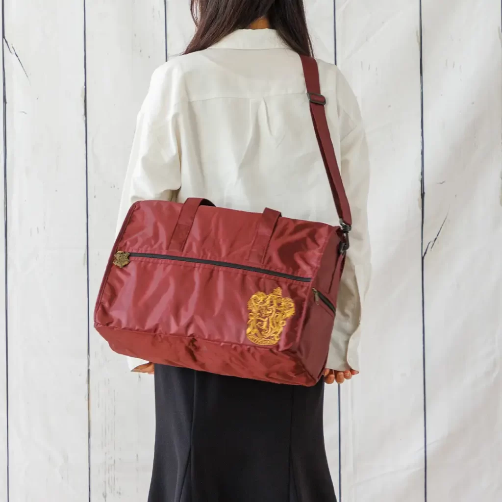ホグワーツの寮をイメージしたボストンバッグとポーチ