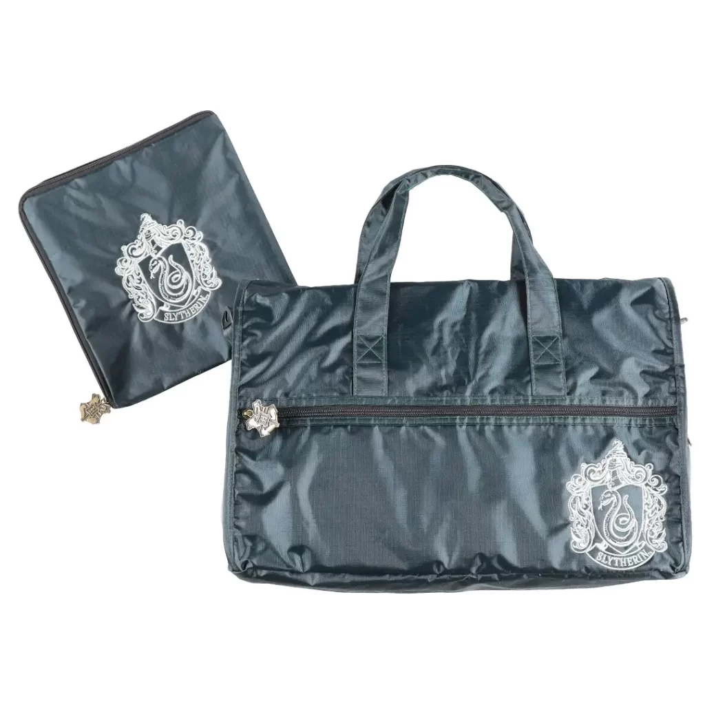 ホグワーツの寮をイメージしたボストンバッグとポーチ