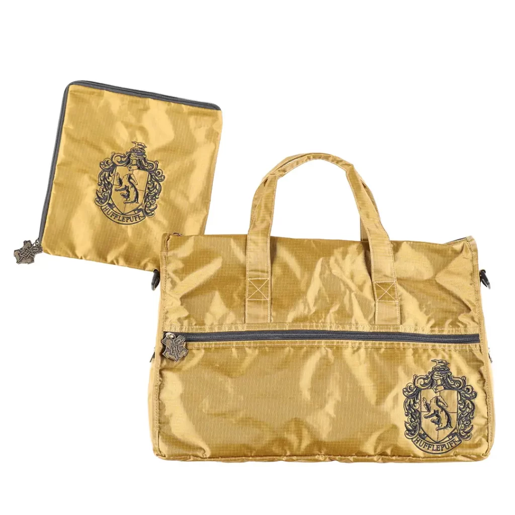 ホグワーツの寮をイメージしたボストンバッグとポーチ