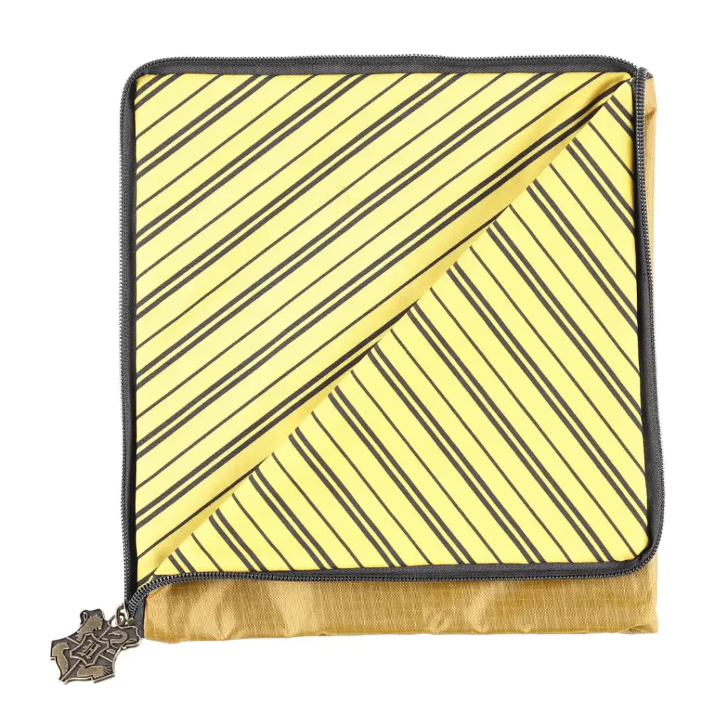 ホグワーツの寮をイメージしたボストンバッグとポーチ