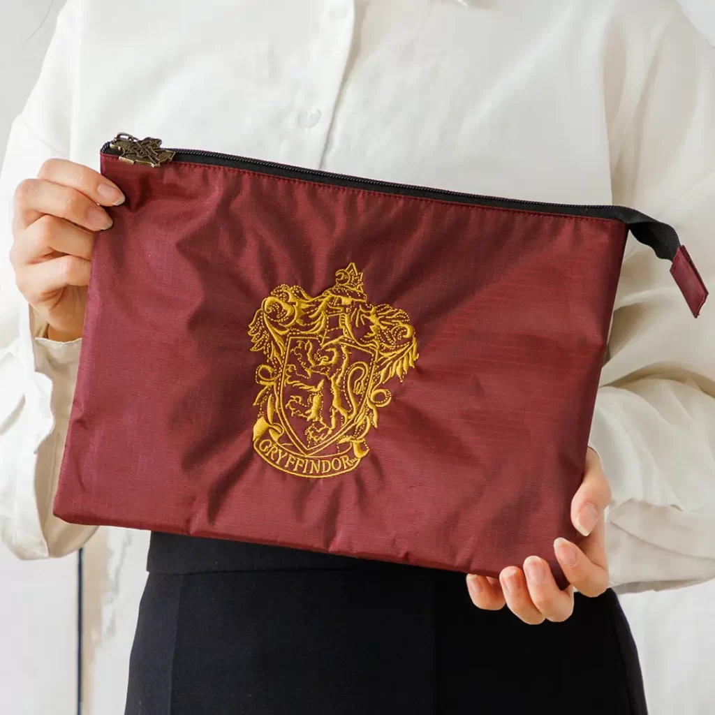 ホグワーツの寮をイメージしたボストンバッグとポーチ