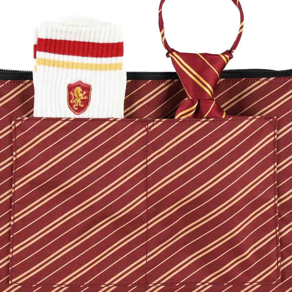 ホグワーツの寮をイメージしたボストンバッグとポーチ
