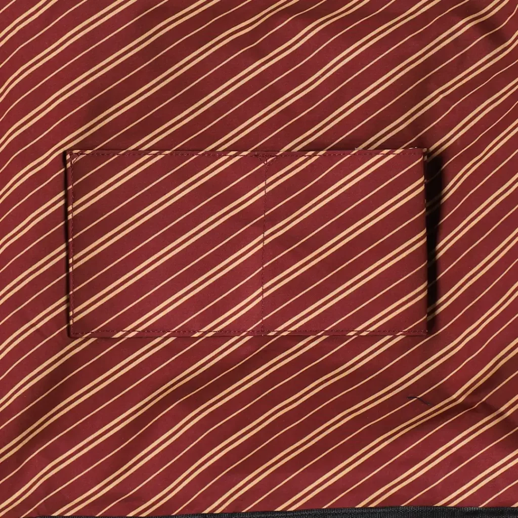 ホグワーツの寮をイメージしたボストンバッグとポーチ