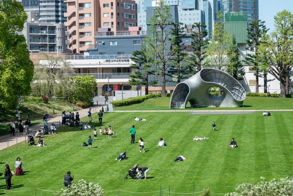 【東京ミッドタウン】都会の広大な芝生の上でピクニックを満喫！東京ミッドタウンのGWイベント「MIDTOWN OPEN THE PARK 2025」