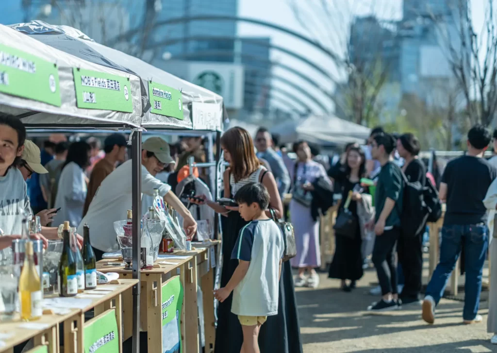 【東京ミッドタウン】都会の広大な芝生の上でピクニックを満喫！東京ミッドタウンのGWイベント「MIDTOWN OPEN THE PARK 2025」