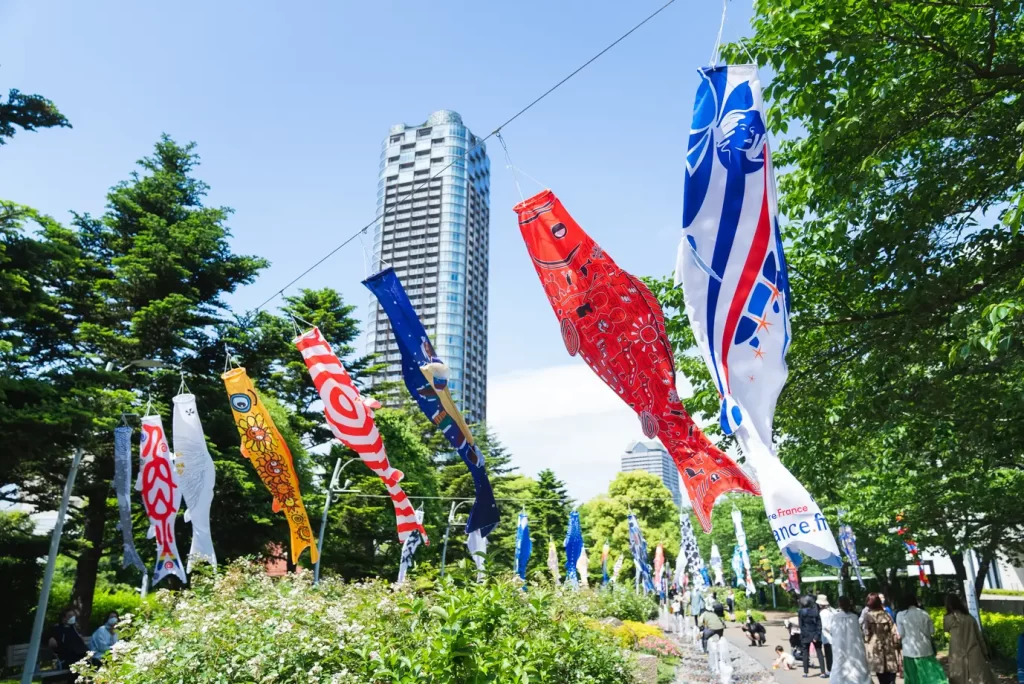 【東京ミッドタウン】都会の広大な芝生の上でピクニックを満喫！東京ミッドタウンのGWイベント「MIDTOWN OPEN THE PARK 2025」