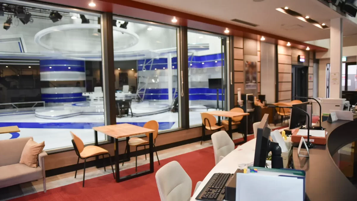 TBS系列ドラマ 日曜劇場『キャスター』にパーソナライズ家具のKANADEMONOが美術協力