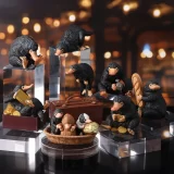 「ハリー・ポッター マホウドコロ」の新商品『ファンタスティック・ビースト』に登場する魔法動物ニフラーのさまざまな姿が楽しめる全8種のミニチュアコレクションを2025年5月30日(金)より販売