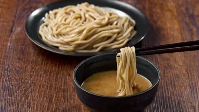 【セブン‐イレブン新発売】食べ応えのある麺の食感と濃厚な味わいのスープを実現した冷凍食品「中華蕎麦 とみ田監修 金の濃厚つけめん」リニューアル発売！