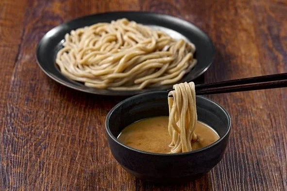 【セブン‐イレブン新発売】食べ応えのある麺の食感と濃厚な味わいのスープを実現した冷凍食品「中華蕎麦 とみ田監修 金の濃厚つけめん」リニューアル発売！