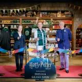 トム・フェルトン、魔法の杖でテープカットで「ハリー・ポッター ショップ 原宿」8月14日（木）グランドオープンしました