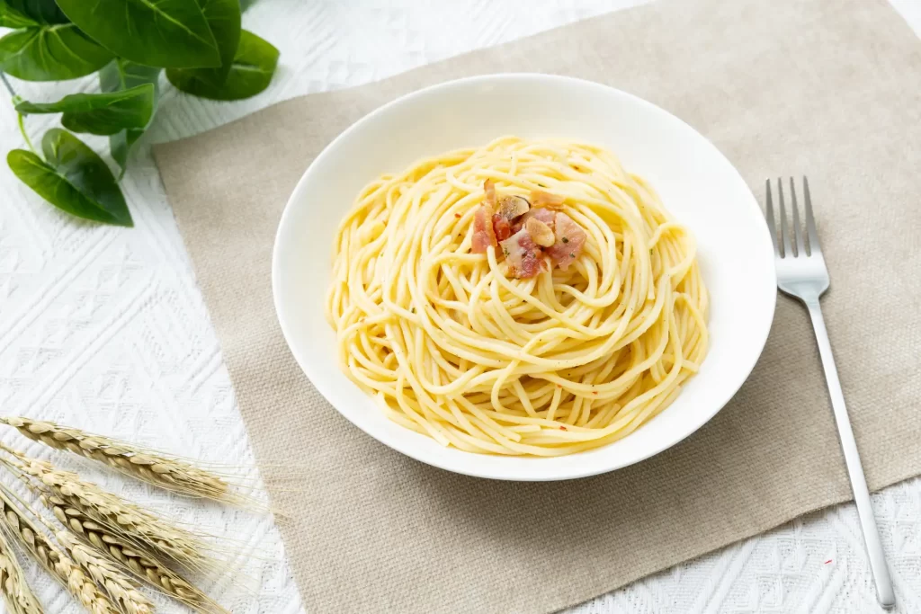 セブンプレミアム大盛り「ミートソース」と「ペペロンチーノ」