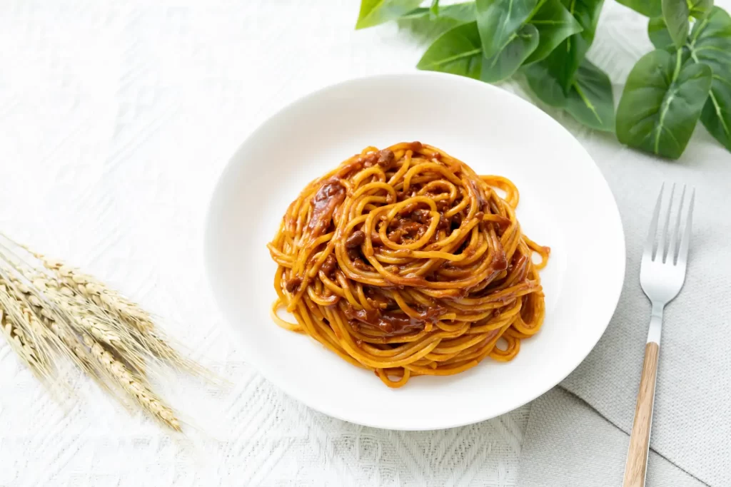 セブンプレミアム大盛り「ミートソース」と「ペペロンチーノ」