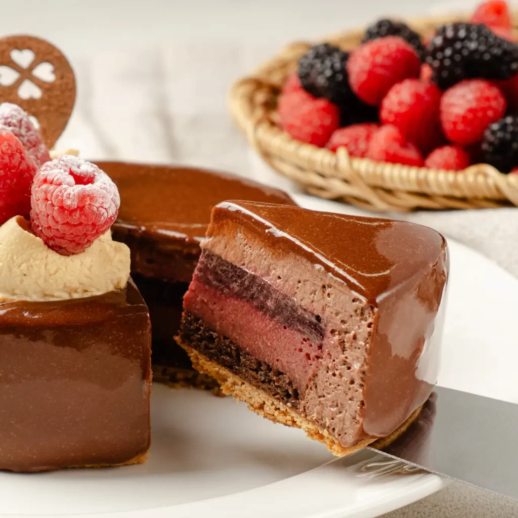 「トシ・ヨロイヅカ」濃厚チョコレートとベリーの華やかなバレンタイン限定ケーキ