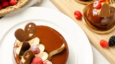 「トシ・ヨロイヅカ」濃厚チョコレートとベリーの華やかなバレンタイン限定ケーキが新登場