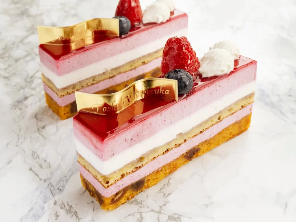 「トシ・ヨロイヅカ」濃厚チョコレートとベリーの華やかなバレンタイン限定ケーキ