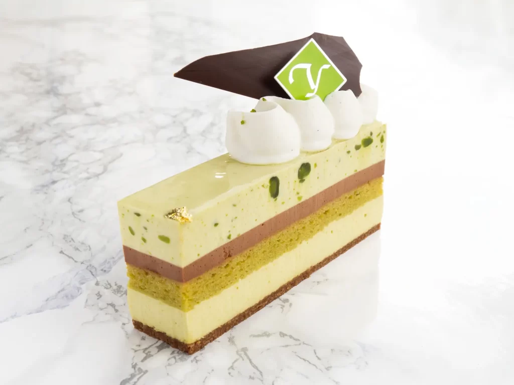 「トシ・ヨロイヅカ」濃厚チョコレートとベリーの華やかなバレンタイン限定ケーキ