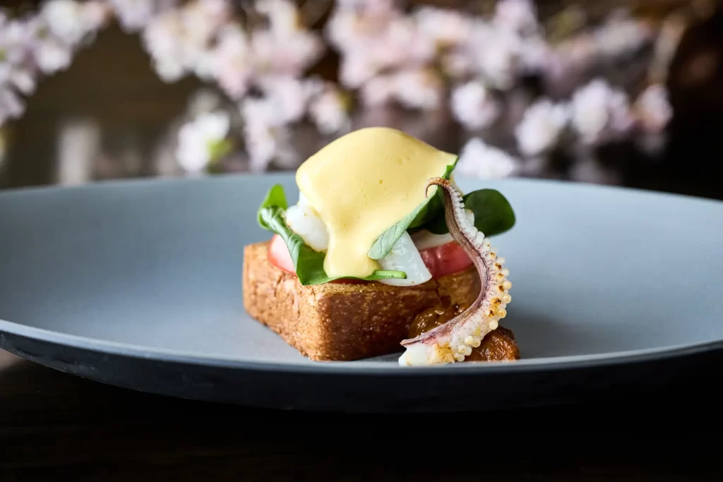 【ザ・リッツ・カールトン東京】春の訪れを感じさせる旬のフルーツ“いちご”や麗らかな”桜”を主役に