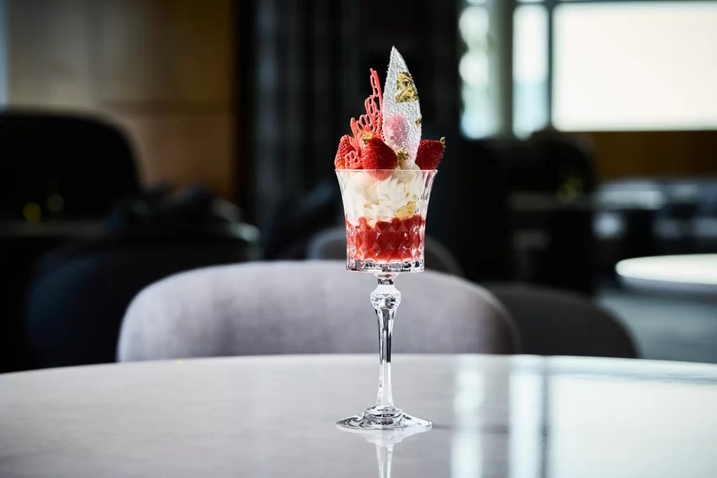 【ザ・リッツ・カールトン東京】春の訪れを感じさせる旬のフルーツ“いちご”や麗らかな”桜”を主役に