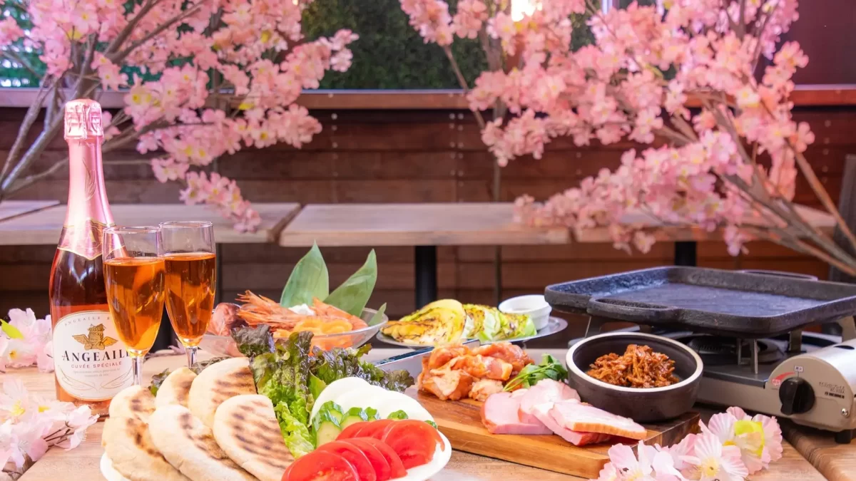 【バネバグース赤坂見附店】焼いて、挟んで、ほおばる！新感覚の「桜テラスでピクニックBBQ」登場